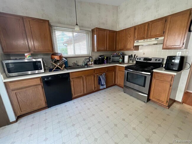 Building Photo - 24248 Creekside Dr