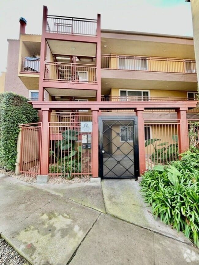 Building Photo - 363 Playa Del Sur St