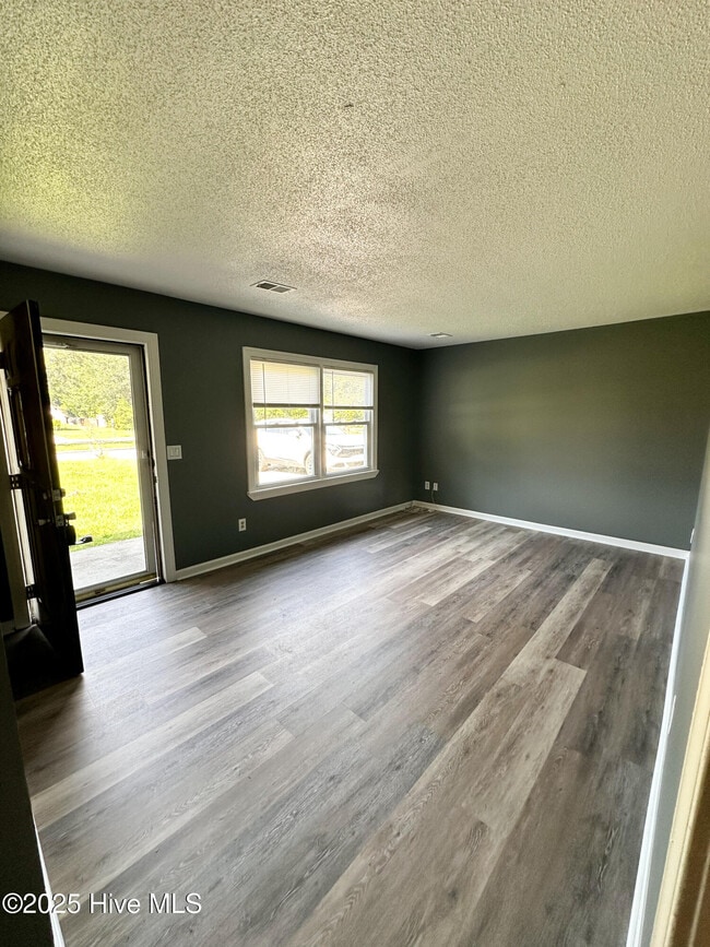 Building Photo - 4810 Kings Dr