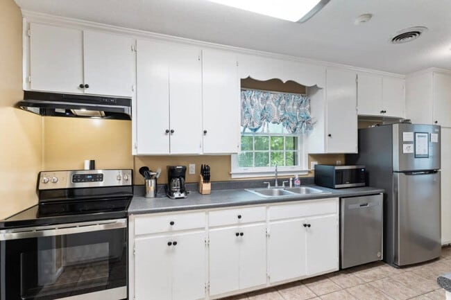 Building Photo - 4243 Vaughn Rd