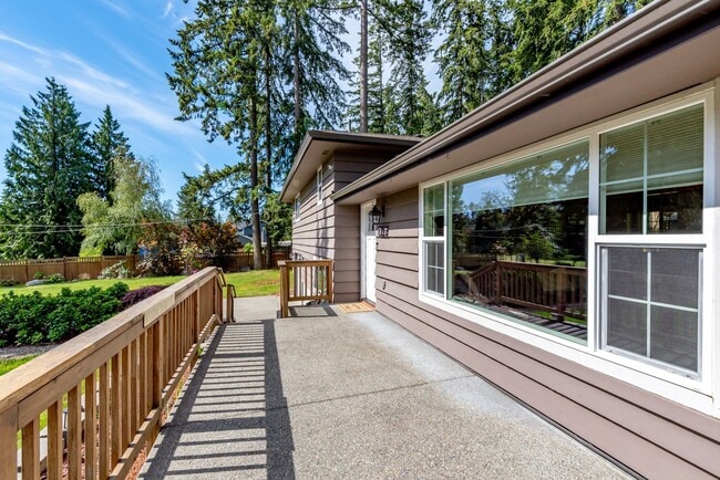 Building Photo - Lovely 3 bedroom, 2.5 bath home