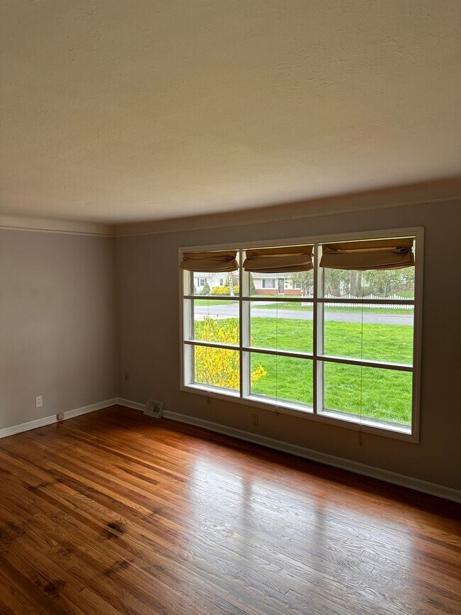Building Photo - Beautiful house with Mentor charm!