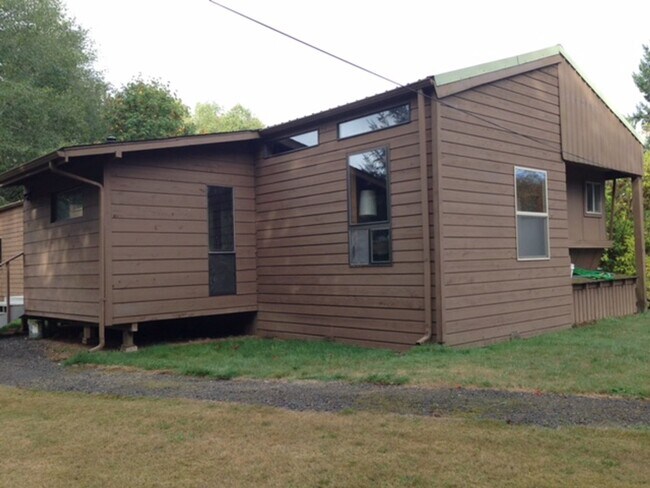 Foto del edificio - Riverfront property in Coast Range
