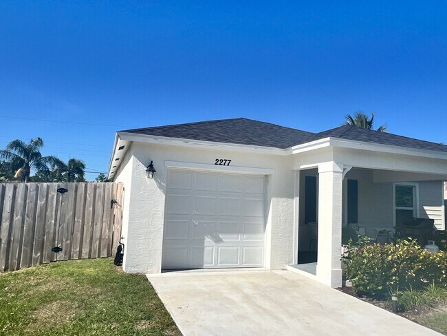 Foto del edificio - CHARMING 3 BEDROOM, 2 BATH HOME BUILT IN 2022 IN EAST STUART