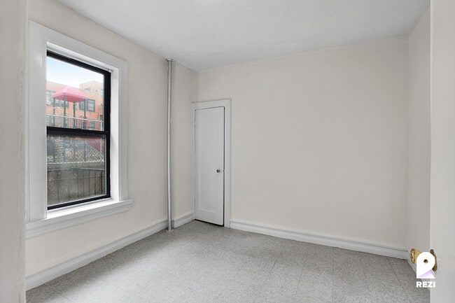 Building Photo - 502 E 189th St