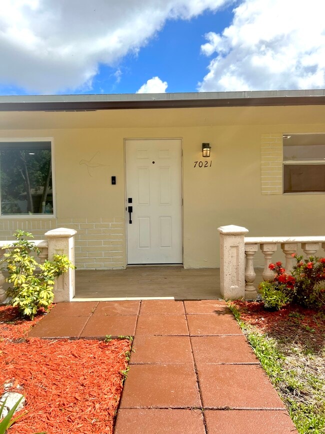 Building Photo - 7021 SW 19th Mnr