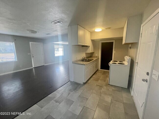 Building Photo - 4023 Skycrest Dr