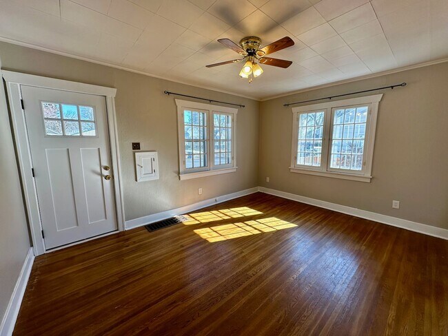 Foto del edificio - Ideally Located and Updated 3 Bed 1 Bath Spokane Home w/ Large Detached Garage/Shop Near Garland ...