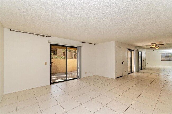 Foto del edificio - 200 E Racquet Club Rd