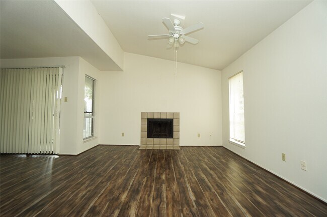 Foto del edificio - 6602 Harbor Town Dr
