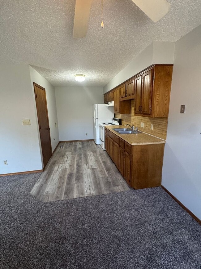 Building Photo - 826 S Scenic Ave