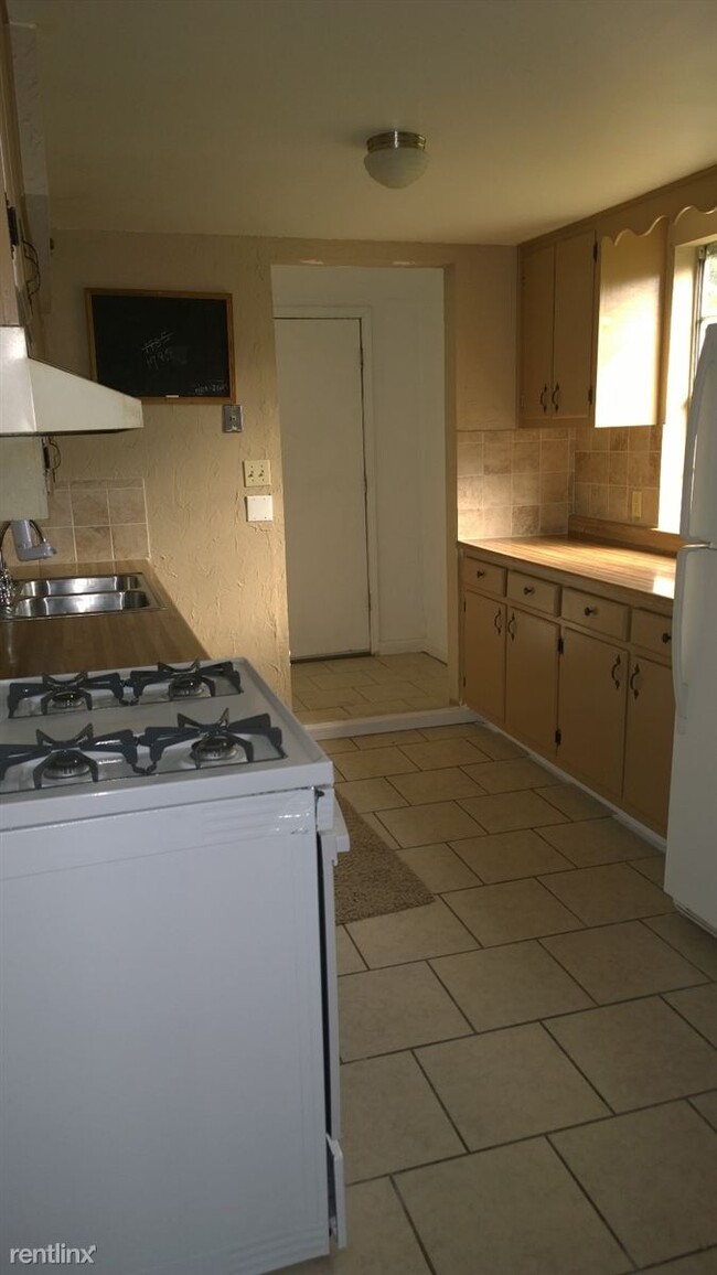 Building Photo - 2 br, 1 bath Duplex - 3342 E King Pl