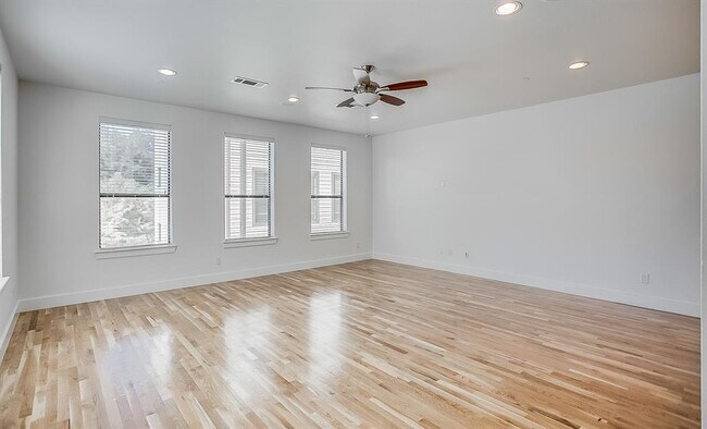 Foto del edificio - 4950 Cedar Springs Rd