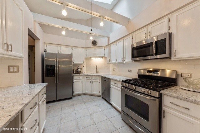 Building Photo - 875 S Dwyer Ave