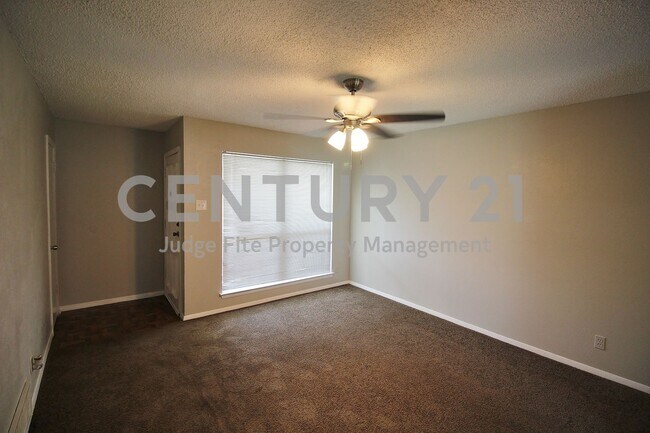 Building Photo - Lovely 3/2/2 in Dallas Ready for Immediate...