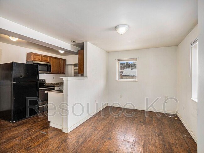 Foto del edificio - 715 S Northern Blvd