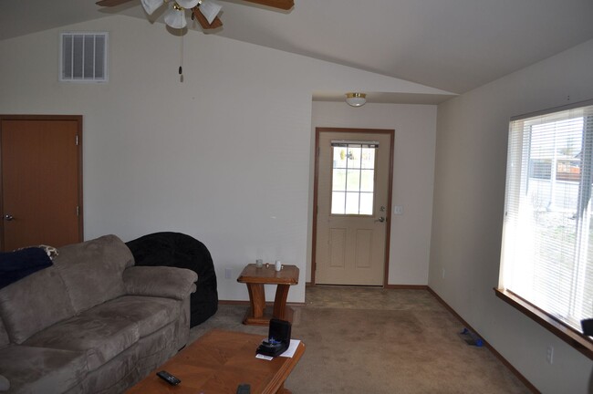 Foto del edificio - 608 East Remington Drive