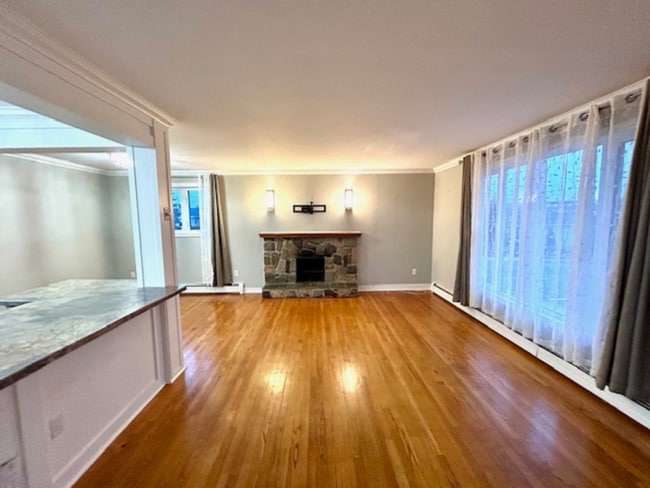 Building Photo - 2 Third St