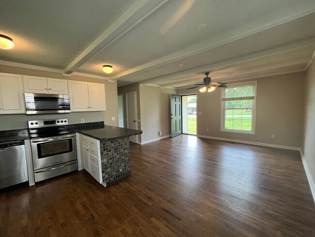 Foto del edificio - For Lease - 3 Bed, 1 Bath Home in the Hear...