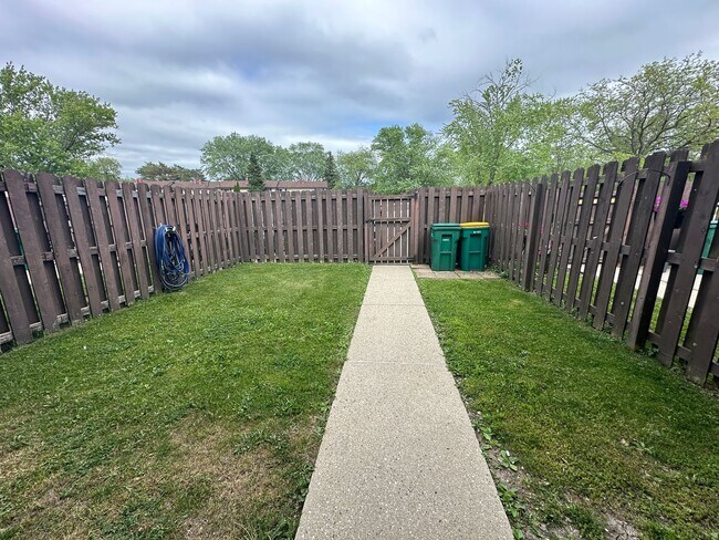Foto del edificio - 3BD/1.5BA Townhome Condo in Germantown!
