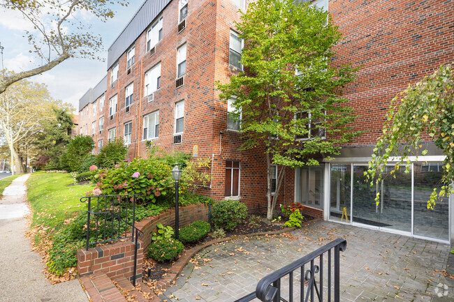 Building Entrance - Horizon House