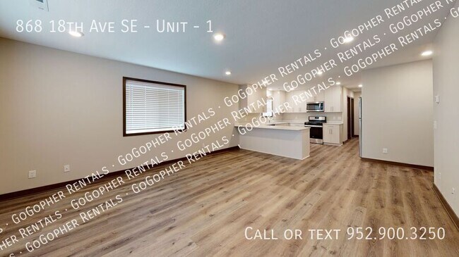 Foto del edificio - Spacious 7 Bedroom Duplex Close to U of M ...