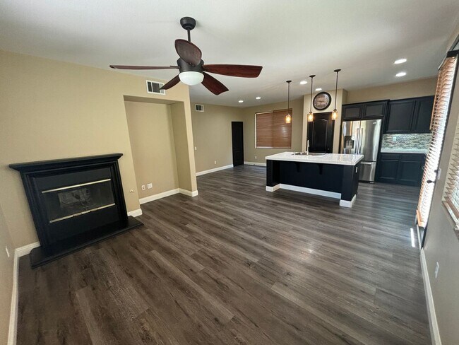 Building Photo - Stunning 3-Bedroom Home with Resort-Style ...
