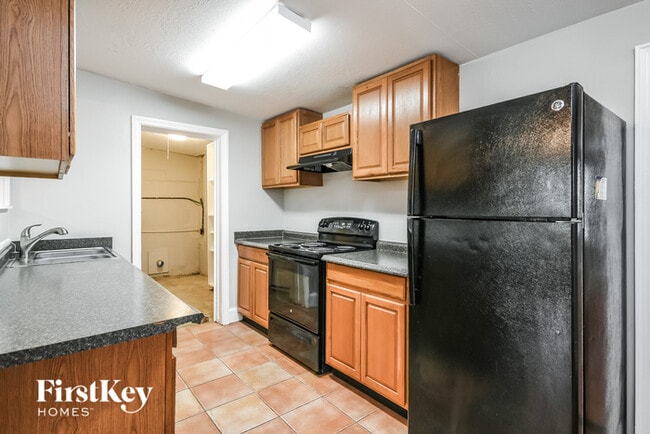 Foto del edificio - 8013 Powell Dr