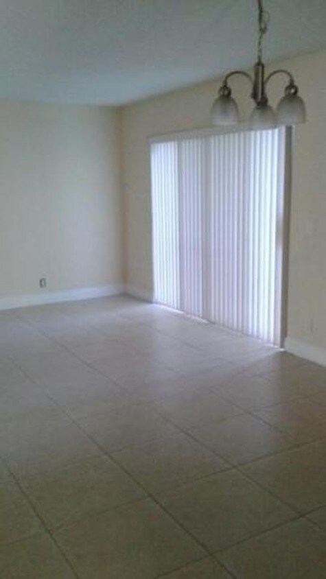 Building Photo - 1480 Lake Crystal Dr