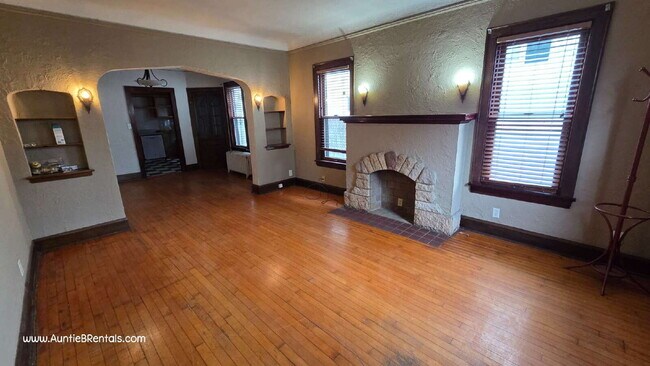 Foto del edificio - 2 bedroom 1 bath main level with office and porch.
