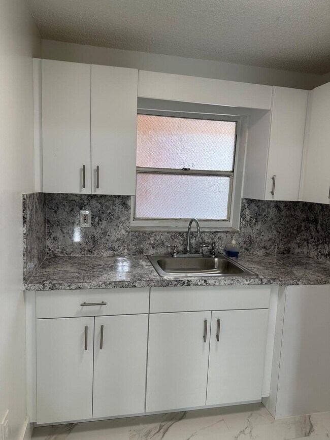 Foto del edificio - 1855 W 60th St