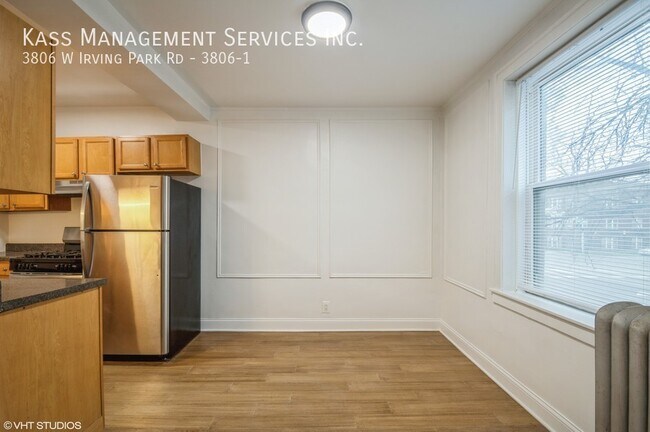 Foto del edificio - 3806 W Irving Park Rd