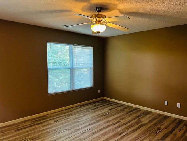 Building Photo - Freshly Updated & Move-In Ready