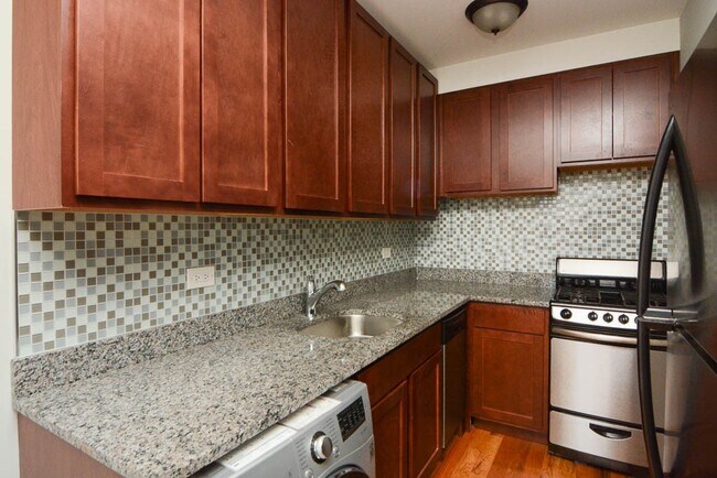 Building Photo - 562 W Arlington Pl