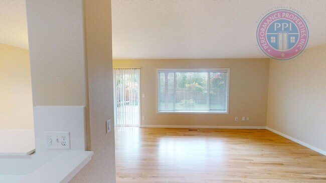 Building Photo - Bethany - Desirable Kaiser Woods / Beautif...