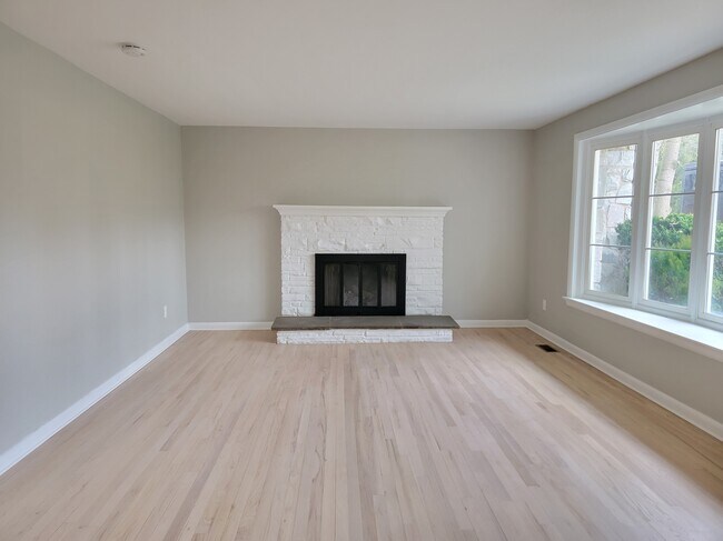 Building Photo - 2307 Mayfair Dr