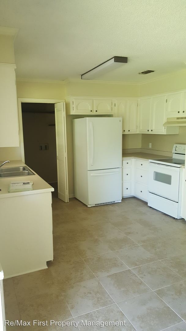 Building Photo - 3553 Cypress Park Dr