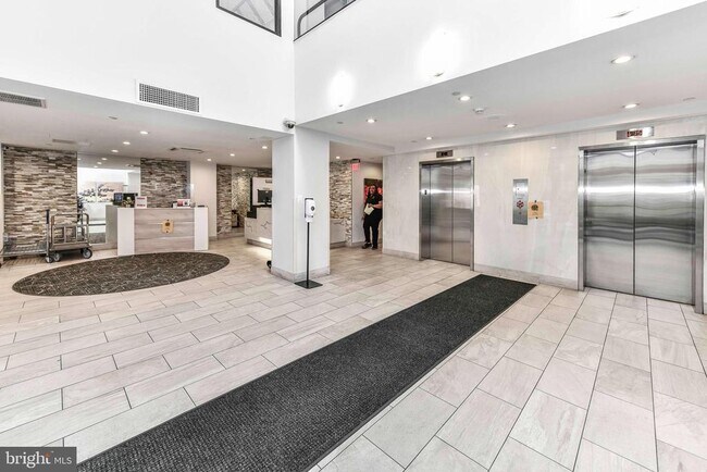 Foto del edificio - 1301 N Courthouse Rd