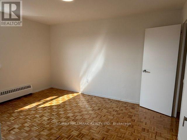 Photo du bâtiment - 515 N Service Rd
