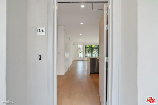 Building Photo - 1 br, 1 bath Condo - 399 E Del Mar Blvd # 106