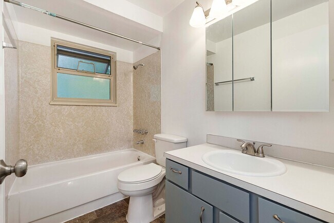 Foto del edificio - Spacious 1-Bedroom with Parking in Scenic ...