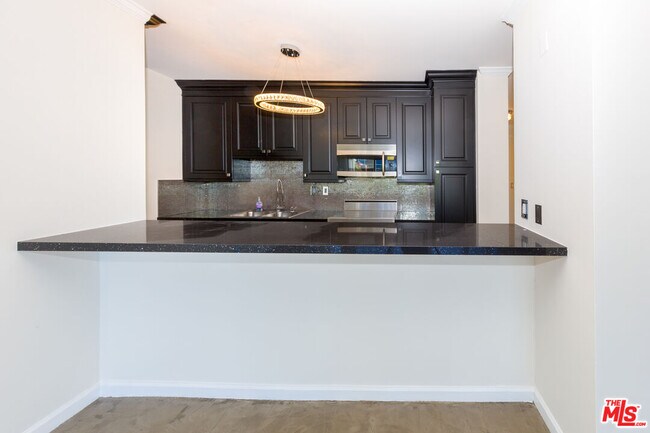 Building Photo - 999 N Doheny Dr