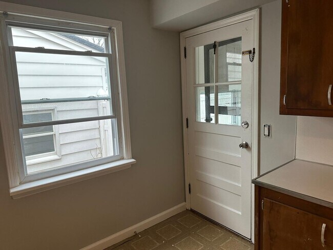 Building Photo - 132 River Edge Rd