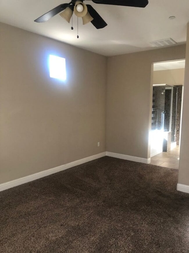 Foto del edificio - 893 Clearwater Creek Blvd