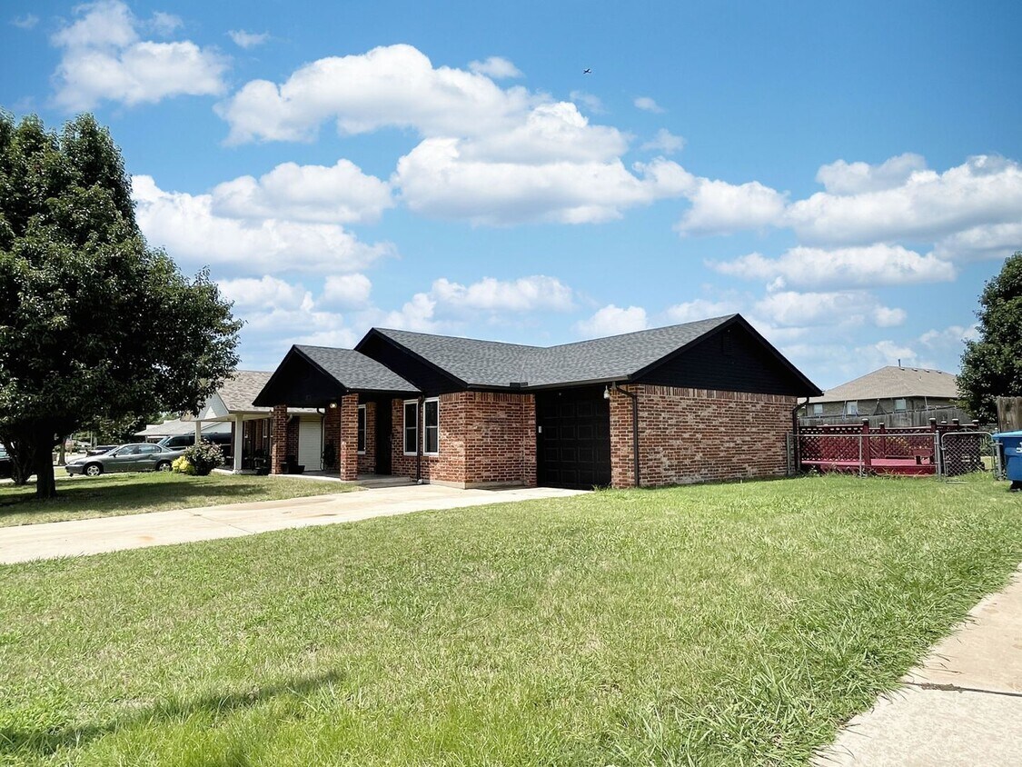 Primary Photo - Stunning Spacious Home Boasting With Style!