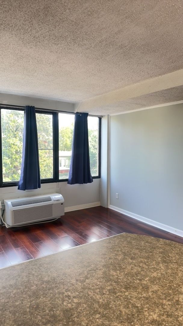 Foto del edificio - University Towers #414 - Walking distance to UT campus have your own place for $1190/month