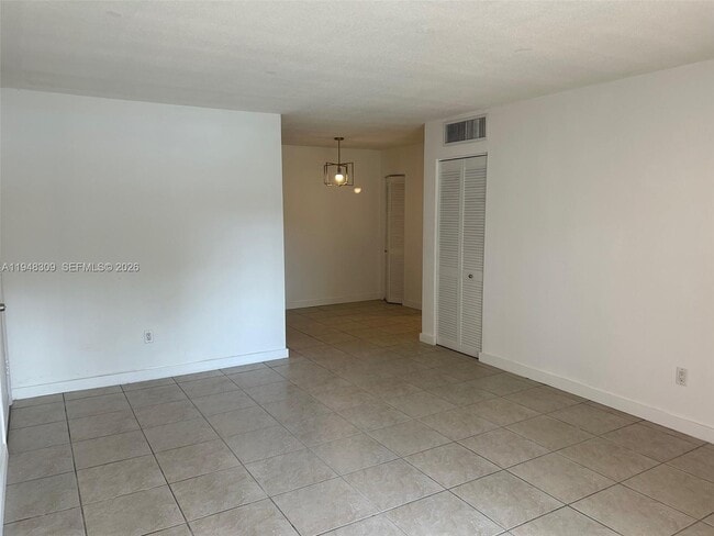 Building Photo - 10740 N Kendall Dr