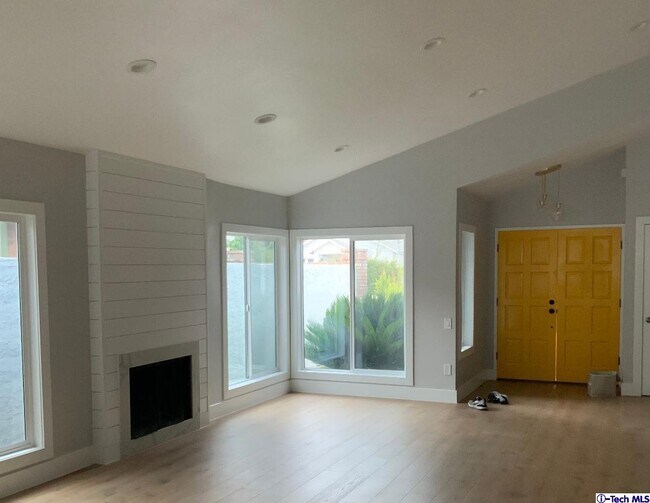 Foto del edificio - 1148 N Poinsettia Ave