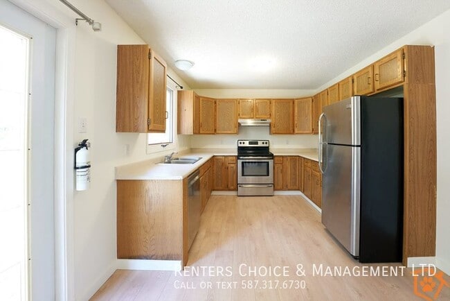 Building Photo - Spacious and Pet Friendly 4-Level Split wi...