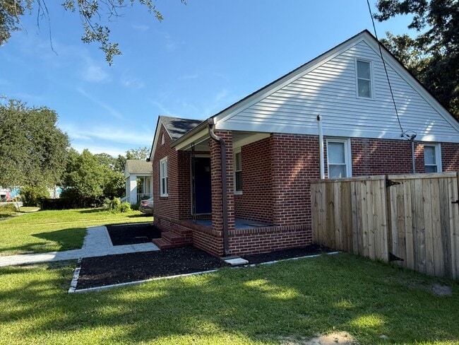 Building Photo - Full Renovated Cottage in Byrnes Downes